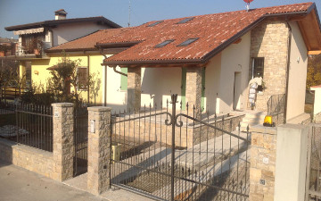 Artigiani Pietra Credaro Villetta in Pietra di Credaro lavorata a secco con pilastri per portico e cinta esterna